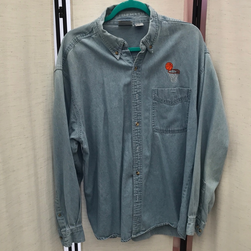 Men’s blue jean  like denim look material button down shirt Large basketball